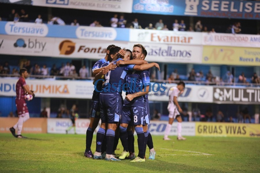 La celebración de Atlético tras el gol de Nicolás Delgadillo a Quilmes.