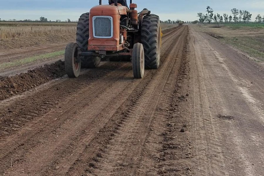 El trabajo en los caminos arenados de la zona rural es permanente.