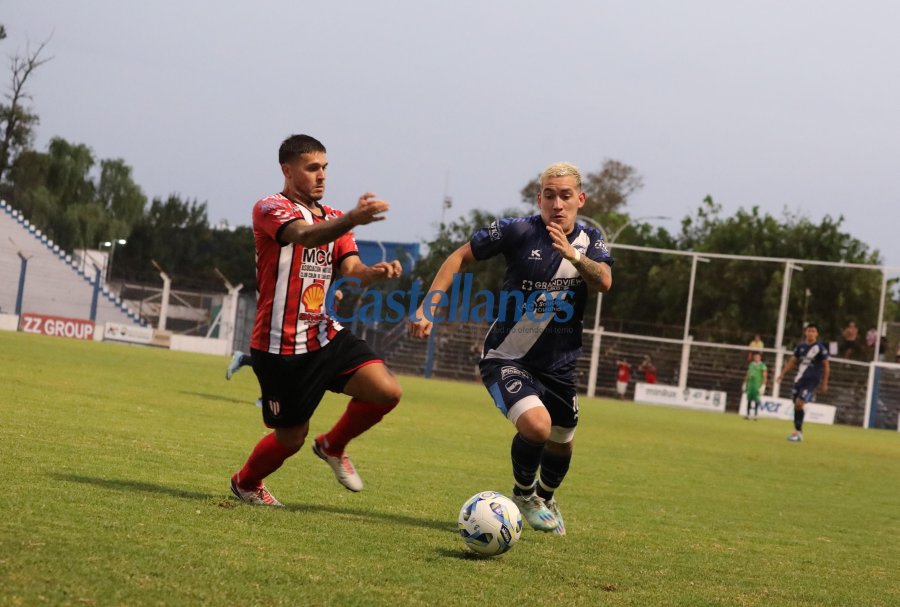 Cristian Barco escapando a la marca de un jugador de Colón de San Justo. // Crédito: N. Gramaglia.